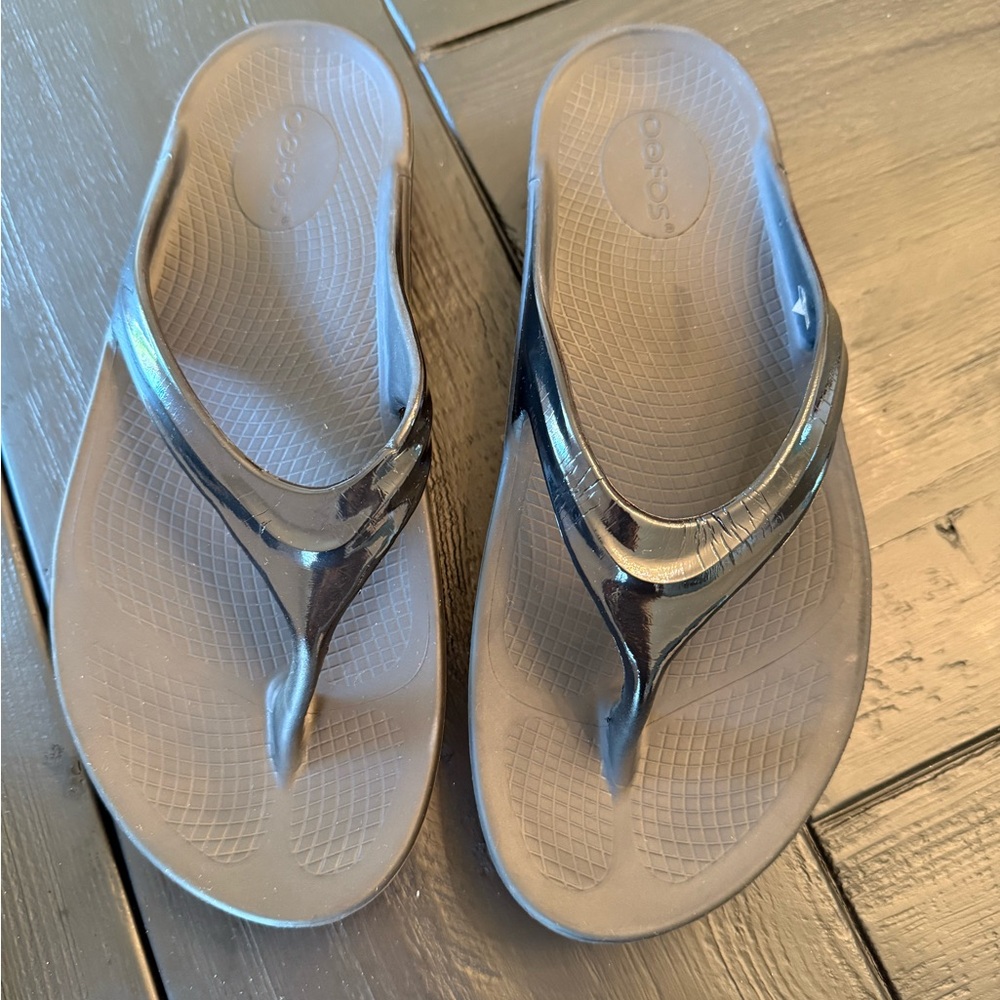 Black Oofos sandals